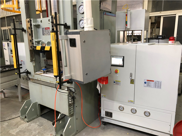 能控制流量和压力的模温机 能控制流量和压力的模温机